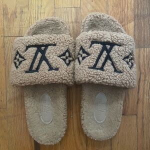 Sherpa Slippers Sz 8